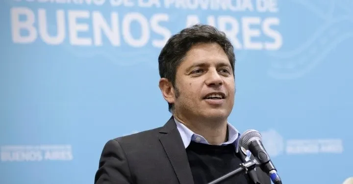 Kicillof arremete contra Milei: “Cierran fábricas mientras él posa”.