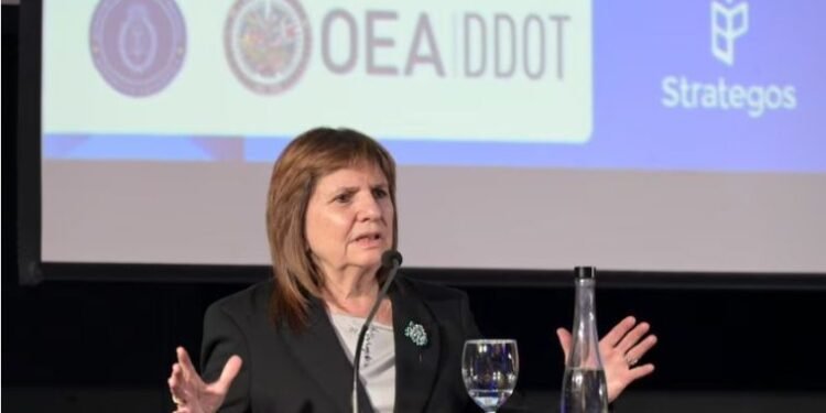 Bullrich presenta nuevo sistema para desbloquear celulares.