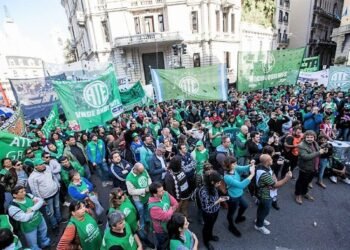 ATE celebra revés a decretos y llama a mantener la presión.