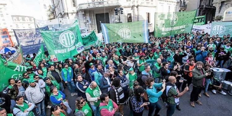 ATE celebra revés a decretos y llama a mantener la presión.