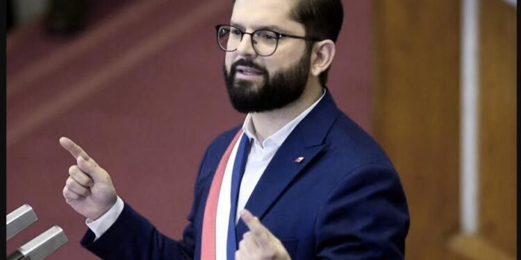 Boric libera a los 104 detenidos de la U. de Chile.