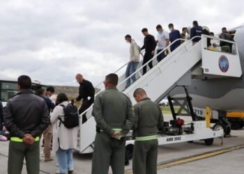 Primer vuelo de deportados de EE. UU. llega a Ezeiza.