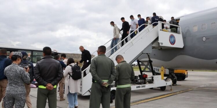 Primer vuelo de deportados de EE. UU. llega a Ezeiza.