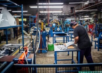 UIA alerta: Freno industrial en Argentina.