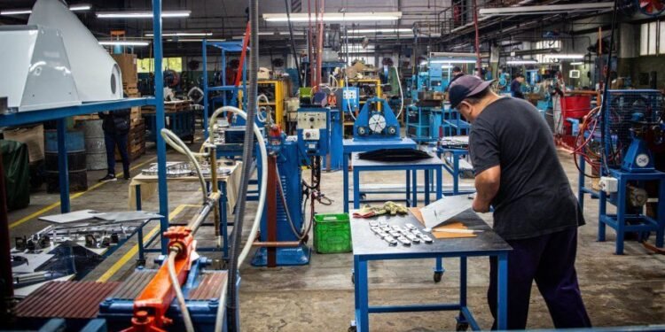 UIA alerta: Freno industrial en Argentina.