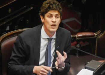 Lousteau fulmina a Caputo: “Ludópata del FMI”