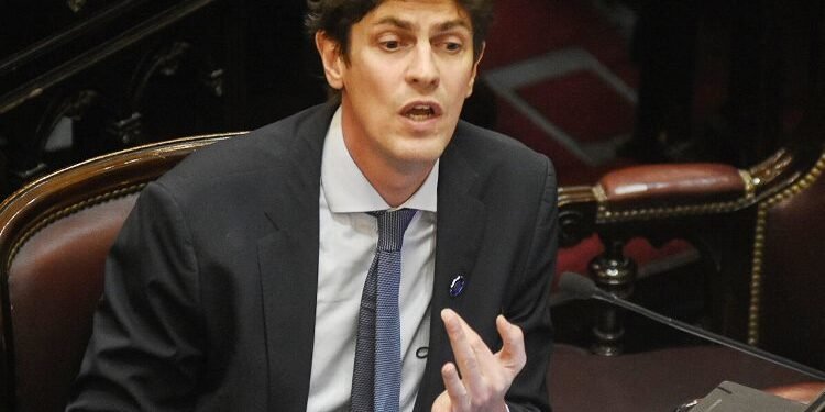 Lousteau fulmina a Caputo: “Ludópata del FMI”