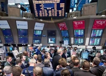 Acciones al alza, bonos a la baja: Riesgo país supera 1.000.