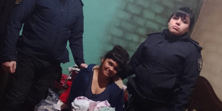 Policías de merlo ayudaron a una mujer a dar a luz