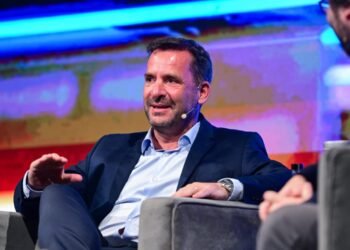 Ariel Sujarchuk presentó su libro “Mañana es Hoy”, un análisis que enfatiza la necesidad de formar una ciudadanía inteligente capaz de convivir, interactuar y producir con la IA