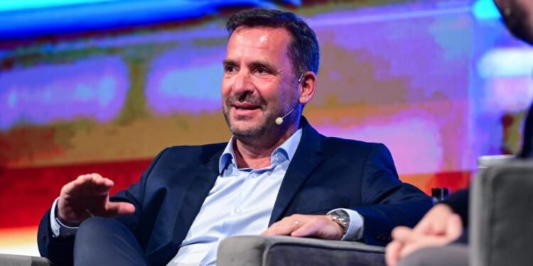 Ariel Sujarchuk presentó su libro “Mañana es Hoy”, un análisis que enfatiza la necesidad de formar una ciudadanía inteligente capaz de convivir, interactuar y producir con la IA