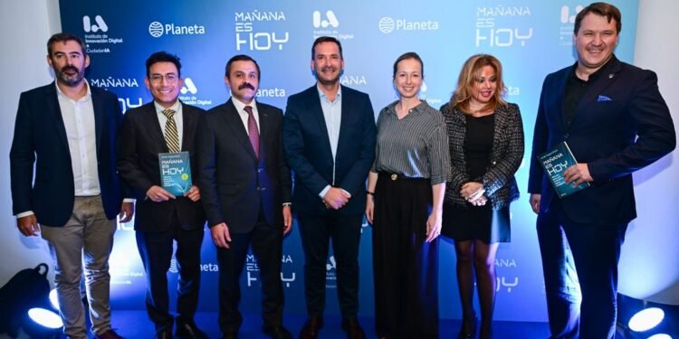 Ariel Sujarchuk estuvo acompañado por destacadas personalidades en la presentación de su primer libro, “Mañana es Hoy”, en el Museo Malba