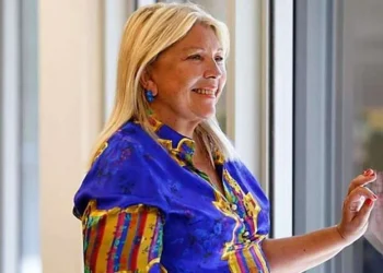 Carrió fulmina a Caputo: “Ministro caído”