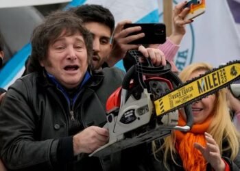 Cierre de 17 mil empresas argentinas tras la “motosierra” de Milei.