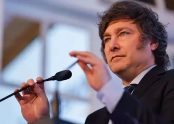 Milei acusa al kirchnerismo de negociar con la “narcodictadura de Chávez”.