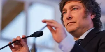 Milei acusa al kirchnerismo de negociar con la “narcodictadura de Chávez”.