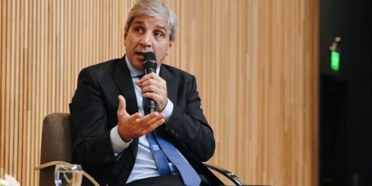 Caputo insiste sobre el dólar: “El lunes no pasa nada”