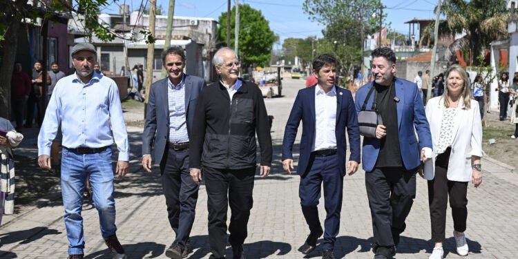 Kicillof visitó obras y entregó escrituras en libertad junto al intendente menéndez