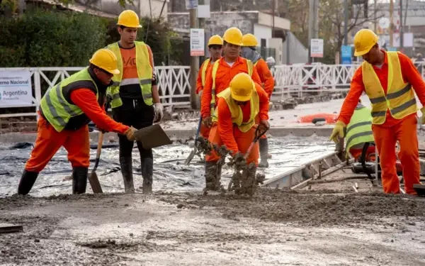 Crisis en la construcción: 120.000 empleos perdidos por obra pública frenada.