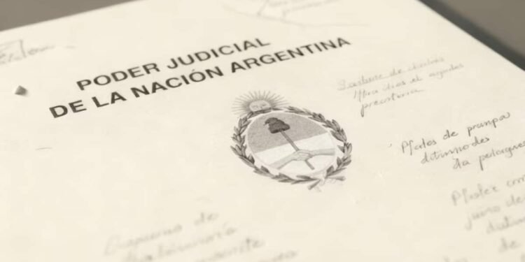 Jueces alertan por recortes, el Gobierno ratifica equilibrio fiscal.