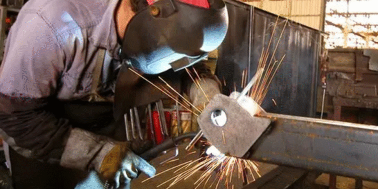 Caputo adelanta 3 ejes de la reforma laboral del Gobierno.