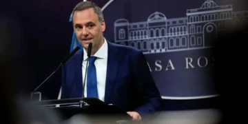 Adorni rearma Gabinete: Scioli sigue «ad honorem».