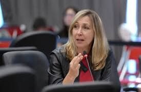 Bregman acusa al Gobierno de “comprar votos” por Inocencia Fiscal y Presupuesto.