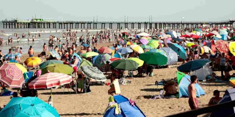 Dólar frena el éxodo y salva la temporada turística.