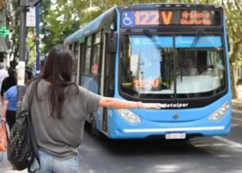 Aumento de colectivos: el Gobierno consulta la suba de boleto.