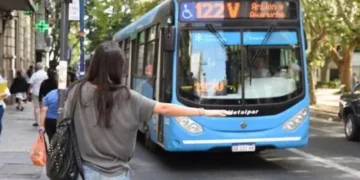 Aumento de colectivos: el Gobierno consulta la suba de boleto.