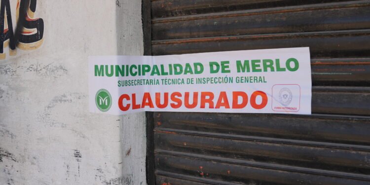 Merlo impone fuertes multas y líneas telefónicas para denunciar a quienes ensucian los espacios públicos