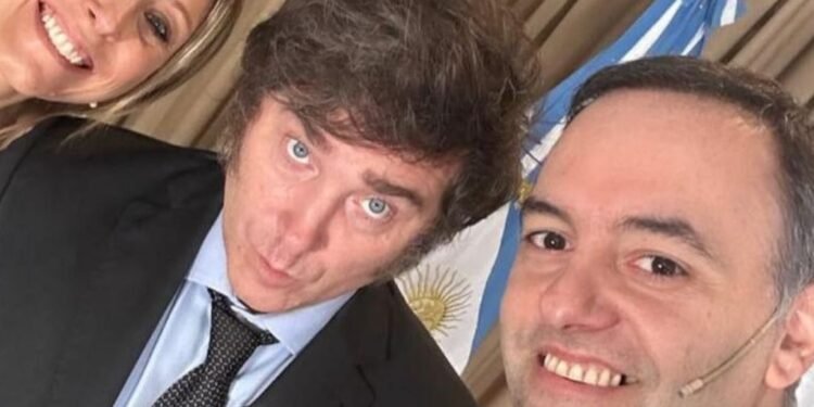 El biógrafo de Javier Milei solicita la renuncia de Manuel Adorni: ‘Su permanencia está causando daño al Gobierno’