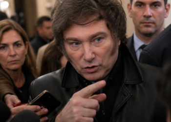 Milei califica a periodistas del Congreso como “corruptos”