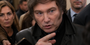 Milei califica a periodistas del Congreso como “corruptos”