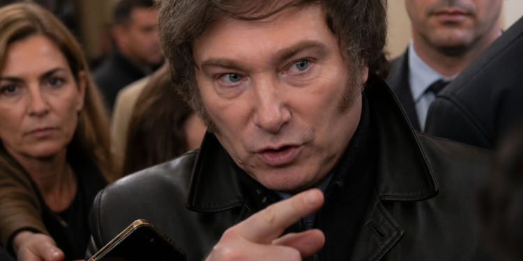 Milei califica a periodistas del Congreso como “corruptos”