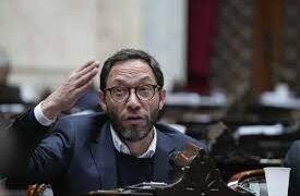 Ferraro disparó contra Adorni y lo tildó de “salvavidas de plomo” para Milei.