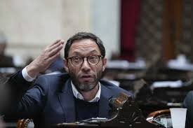 Ferraro disparó contra Adorni y lo tildó de “salvavidas de plomo” para Milei.