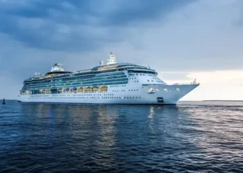 Cruceros low cost: Cómo navegar con un presupuesto ajustado en dólares usando las rutas de reposicionamiento.