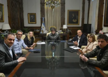 El Gobierno convoca a la mesa política para avanzar en reformas y reducir tensiones internas