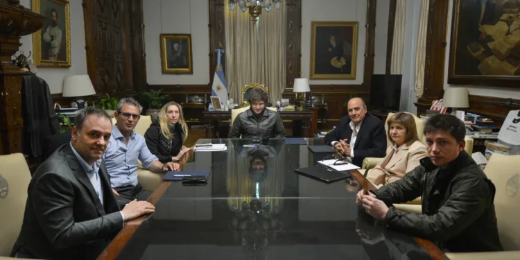 El Gobierno convoca a la mesa política para avanzar en reformas y reducir tensiones internas