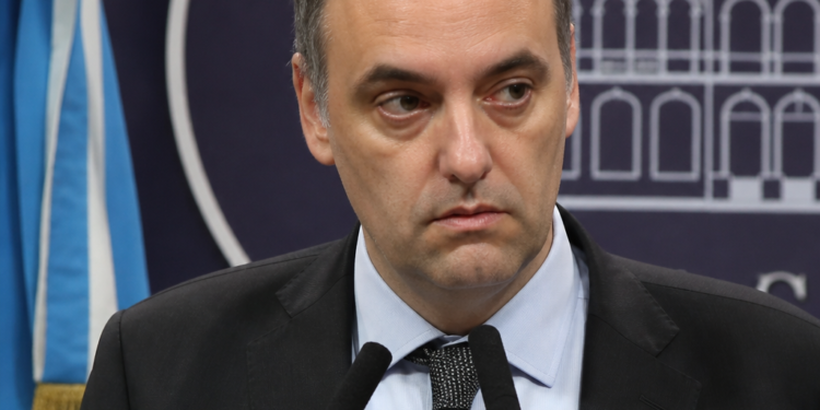 Manuel Adorni solicita la prescripción de la hipoteca heredada de un departamento