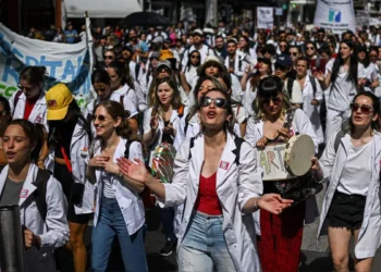 Marcha de trabajadores de la salud contra recortes en el sector