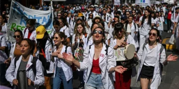 Marcha de trabajadores de la salud contra recortes en el sector