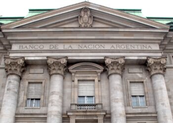 Dólar hoy: el Banco Nación lo fijó en $1.415 y el blue en $1.420