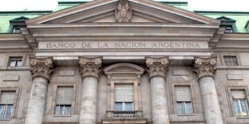Dólar hoy: el Banco Nación lo fijó en $1.415 y el blue en $1.420