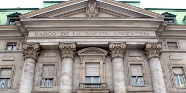 Dólar hoy: el Banco Nación lo fijó en $1.415 y el blue en $1.420