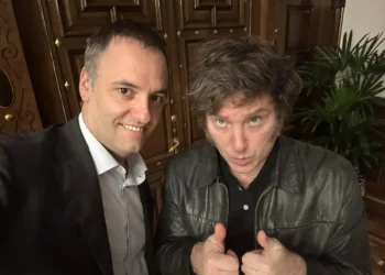 Después de un encuentro entre Milei y Adorni, se designa al nuevo vocero: la conexión de Adrián Ravier con el Presidente