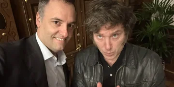 Después de un encuentro entre Milei y Adorni, se designa al nuevo vocero: la conexión de Adrián Ravier con el Presidente