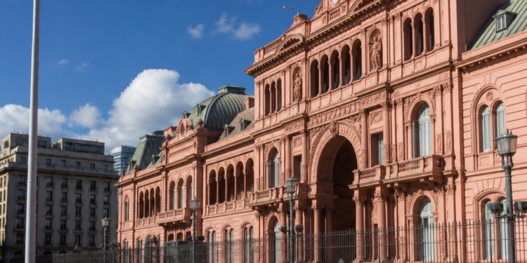 S&P Global mejora la calificación de Argentina, acercando su retorno a los mercados