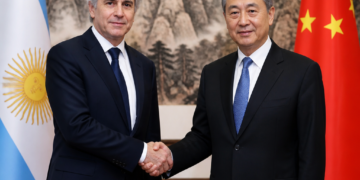 El presidente del Banco Central se reunió con su par de China para discutir el swap